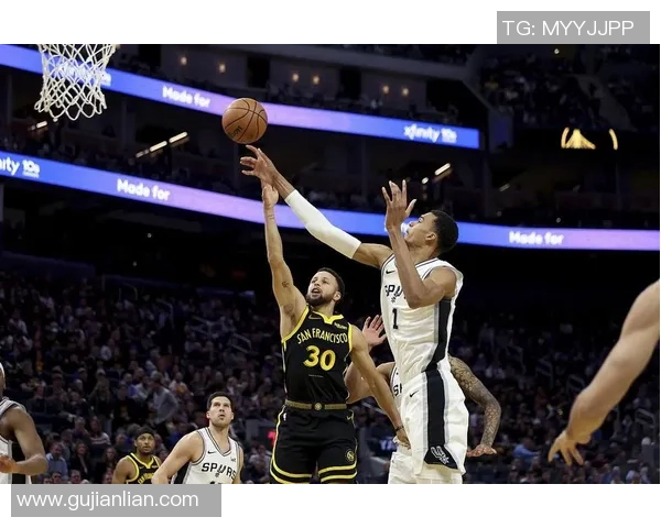 2017年NBA季后赛勇士与马刺首场对决精彩回顾与赛况分析